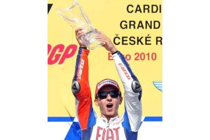 Jorge Lorenzo celebra el primer puesto conseguido en el circuito de Masaryk de Brno.