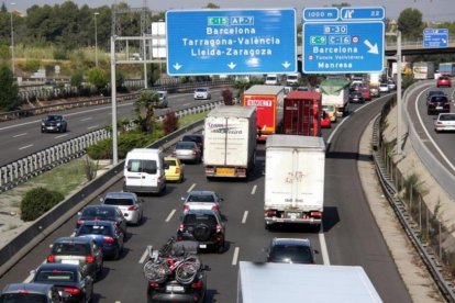Retenciones en la AP-7 a su paso por Sant Cugat, este jueves.
