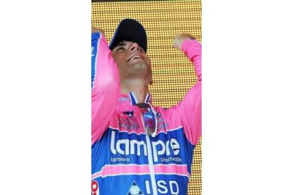 Ulissi, del equipo Lampre, celebra sobre el podio su victoria.