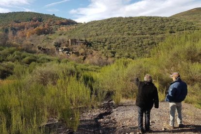 Dos vecinos de Santa Marina a los pies de Santibáñez. C. FIDALGO