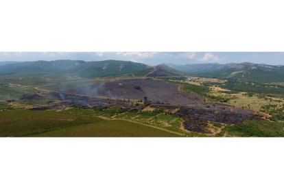 Imagen del área calcinada, de alrededor de 170 hectáreas, obtenida gracias al vuelo de un dron a más de cien metros de altura. J. FERNÁNDEZ LOZANO