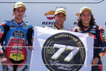 Jeremy Alcoba, Raúl Fernández y Can Öncü, podio de Moto3 en el MundialJúnio de hoy en Aragón, homenajean al desaparecido Andreas Pérez en el podio de Motorland.