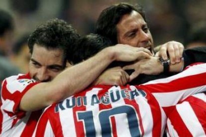 Jugadores del Atlético y su técnico celebran el triunfo.