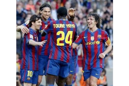 Ibrahimovic celebra su gol con Messi, Touré Yaya y Puyol.