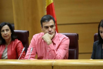 Margarita Robles (iz) y Pedro Sánchez, juntos en el Senado, en septiembre del 2017