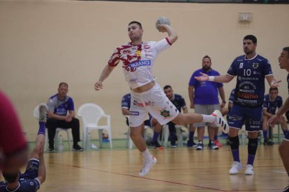 El equipo leonés acaba segundo tras imponerse al gallego en su enfrentamiento. L. DE LA MATA