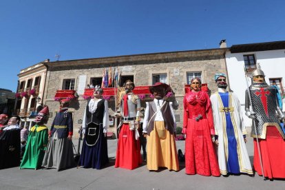 Los gigantes y los cabezudos forman parte de la identidad de Villafranca del Bierzo. ANA F. BARREDO