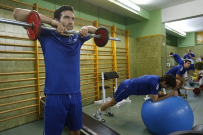 José Mario Carrillo, en primer plano, realiza trabajo físico en el gimnasio durante uno de los entrenamientos del Ademar este curso.