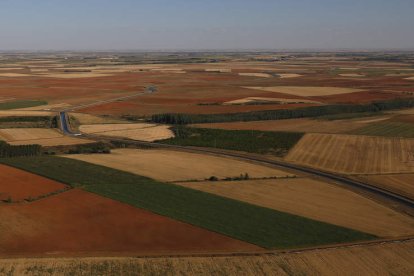 Vista aérea de Payuelos, en la zona de Santas Martas, por donde transcurrirá la línea de alta tensión. FERNANDO OTERO