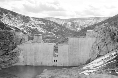 El muro del embalse, durante su construcción.