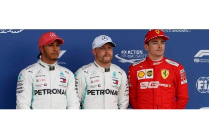 Bottas saldrá hoy por delante de su compañero de equipo Lewis Hamilton y de Charles Leclerc. V. X.