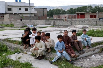 Niños sentados sobre las ruinas demolidas donde fue asesinado Bin Laden en su décimo aniversario en Abbottabad (Pakistán). SULTÁN DOGAR