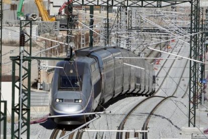 Un TGV llega a la estacion de la Sagrera procedente de Francia.