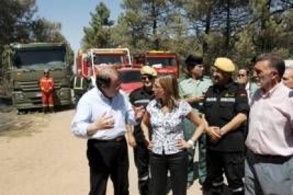 Juan Vicente Herrera y Carme Chacón dialogan durante su visita a la zona del incendio