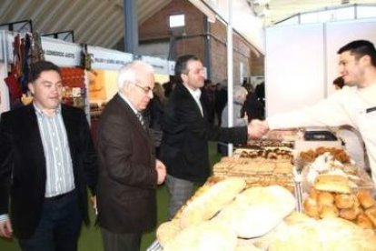 Marcos Martínez, Tomás de la Sierra y Nicanor Sen visitaron la feria Reinatur.