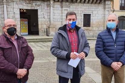 Iván Alonso, flanqueado ayer en la plaza del Ayuntamiento por otros dirigentes de CB. DL