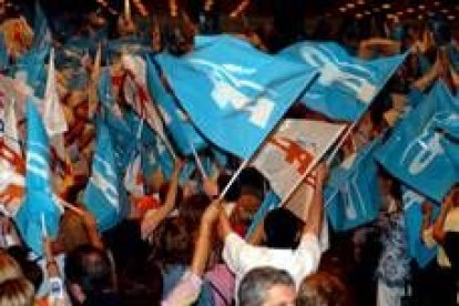 Seguidores del PP agitan las banderas del partido en el mitin de Rajoy