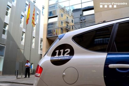 Un coche de los Mossos ante una comisaría