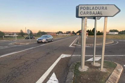 El mal firme de la CL-623 es patente en el cruce con medias lunas de Pobladura y Carbajal. RAMIRO