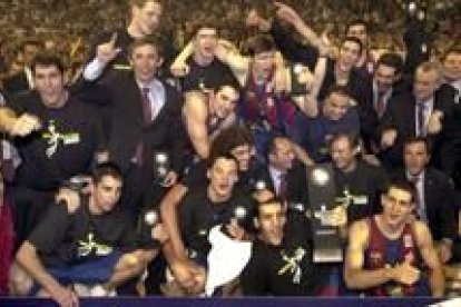 Los jugadores del Barça celebran la obtención del título en el Palau Sant Jordi