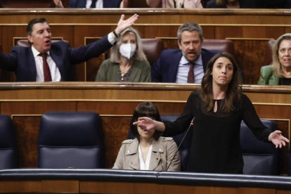 Los diputados de la bancada del PP protestan durante la intervención de la ministra de Igualdad, Irene Montero, ayer. J.C. HIDALGO