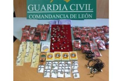 Objetos de artesanía incautados por la Guardia Civil.