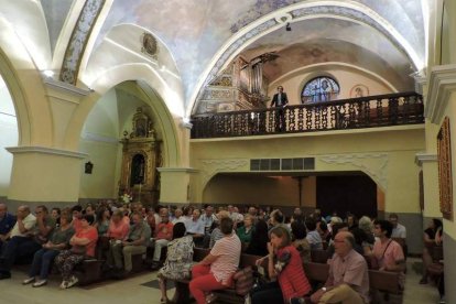 Público observa al director y organista Ángel Viñuela DL