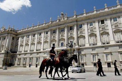 Agentes de la Policía Nacional, que forman parte del dispositivo de seguridad que blinda Madrid para que la proclamación del rey Felipe VI transcurra con normalidad y sin incidentes, patrullan a caballo y a pie por los alrededores del Palacio Real.