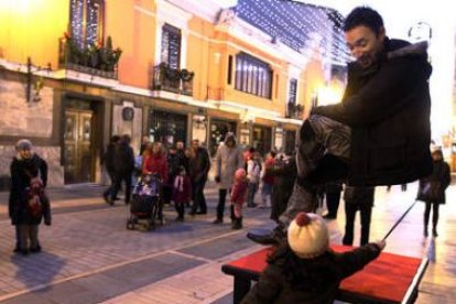 Una niña trata de desvelar el secreto del espectáculo Ingravity, ayer en la calle Ancha.