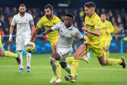 El brasileño Vinicius trata de superar a los defensores del Villarreal Albiol y Juan Foyth. CASTELLÓ