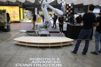 Un robot muestra sus posibilidades en el área sobre el futuro de BBConstrumat.