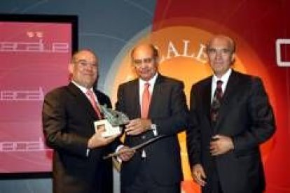 Anselmo González junto a Gerardo Díaz Ferrán y a José Elías Fernández Lobato en la ceremonia de ayer