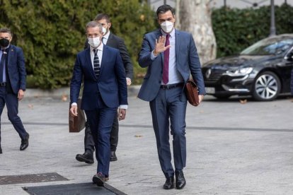 El presidente del Gobierno, Pedro Sánchez, junto al presidente del Senado, Ander Gil (i) a su llegada a la reunión telemática de la XXV Conferencia de presidentes autonómicos este miércoles en el Senado. EFE/Rodrigo Jiménez