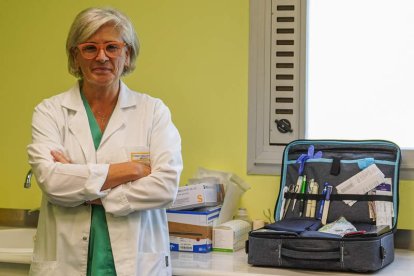 La médica de familia, Carmen Caballero, en el centro de salud de Santa María del Páramo. La misión como centinela la desarrolla en todos los consultorios que tiene adjudicados.  MIGUEL F. B.