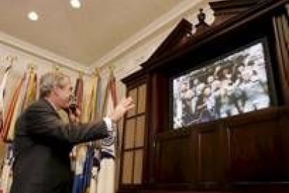 Bush, hablando por teléfono a la tripulación del «Discovery», en el salón de la Casa Blanca