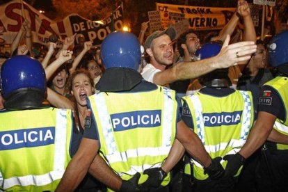 Protesta contra las medidas de ajuste durante la madrugada de este sábado ante el palacio de Belem (Lisboa).