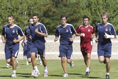 Luis Cembranos, junto a cinco de sus futbolistas, durante un entrenamiento de la Cultural.