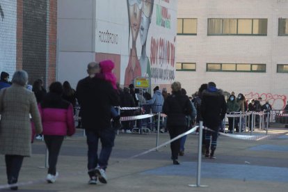 Parte de la cola de personas que se formó ayer a la entrada de las piscinas. ANA F. BARREDO