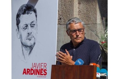 El ex coordinador general de IU en Asturias, y amigo personal de Javier Ardines, Manuel González Orviz la semana pasada, durante un homenaje