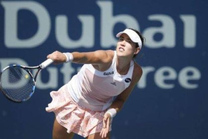 Garbiñe Muguruza devuelve una bola durante la primera ronda de Dubai.