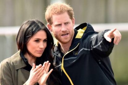 El príncipe Enrique y su prometida, la estadounidense Meghan Markle. NEIL MUNNS