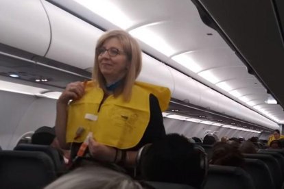 Captura del vídeo de la divertida explicación de la tripulación de un vuelo.