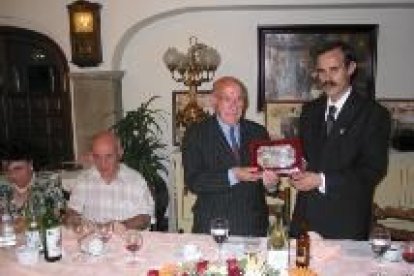 Villacorta recibe la placa de manos de Gregorio Hernández, presidente de la coral