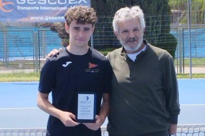 Juan García-Tuñón González, con el trofeo de campeón. DL