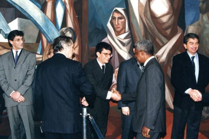 Kofi Annan saluda a Eduardo Aguirre, con el mural de Vela Zanetti de fondo, en el acto celebrado el 15 de diciembre de 1998