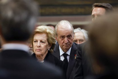 Don Juan Carlos tras Ana María de Grecia. STOYAN NENOV