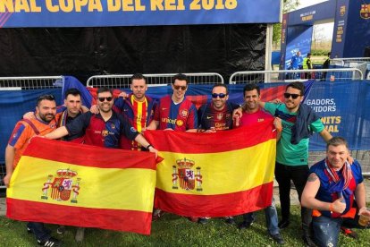 Aficionados de la Peña Leonesa del Barça con la bandera española. DL