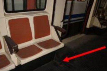 Estas fotos de la circular emitida por Metro de Madrid muestran zonas del interior de los vagones donde ha sido hallada pintura con amianto entre sus componentes.