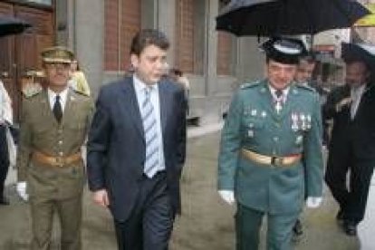 El alcalde, Carlos López Riesco (centro) junto al capitán de la Guardia Civil Daniel Díaz