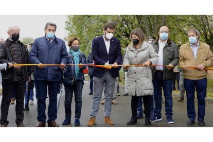 Santiago Vélez, en el centro, al lado de Paula Conde, durante el corte de la cinta. ACACIO DÍAZ